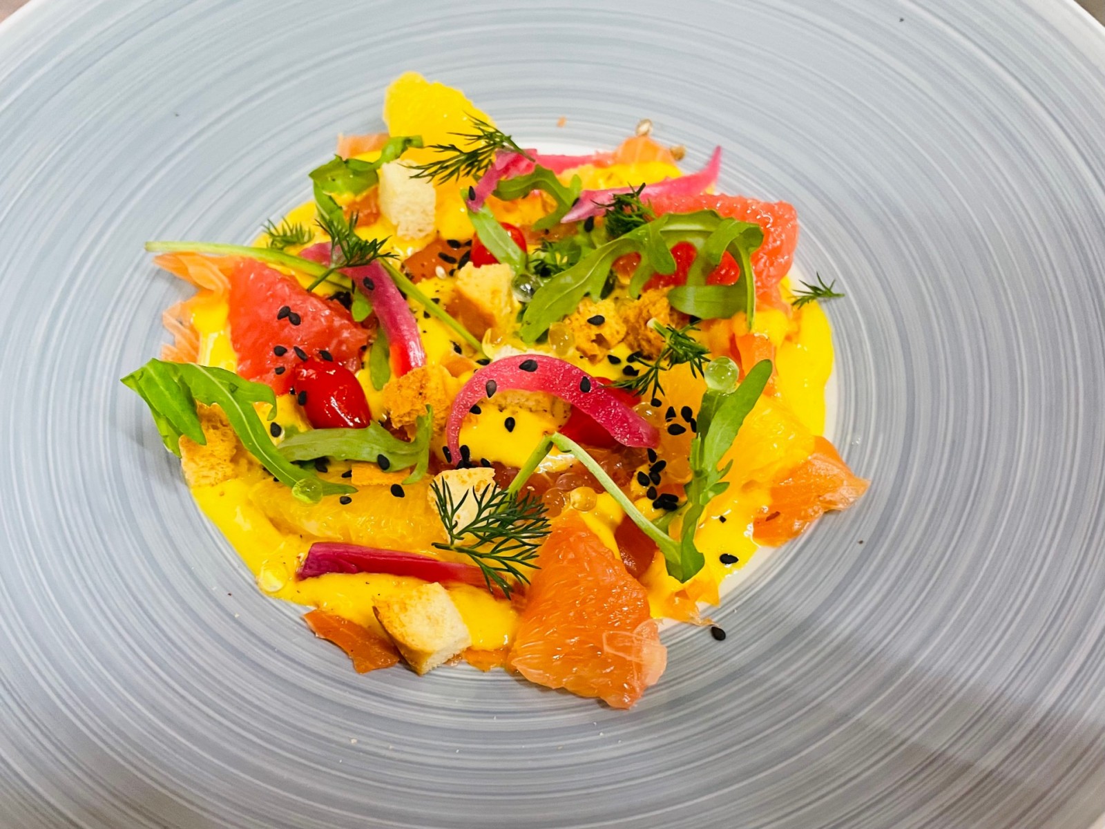 Carpaccio de Saumon fumé maison, marinade aux agrumes et épices de Noël.