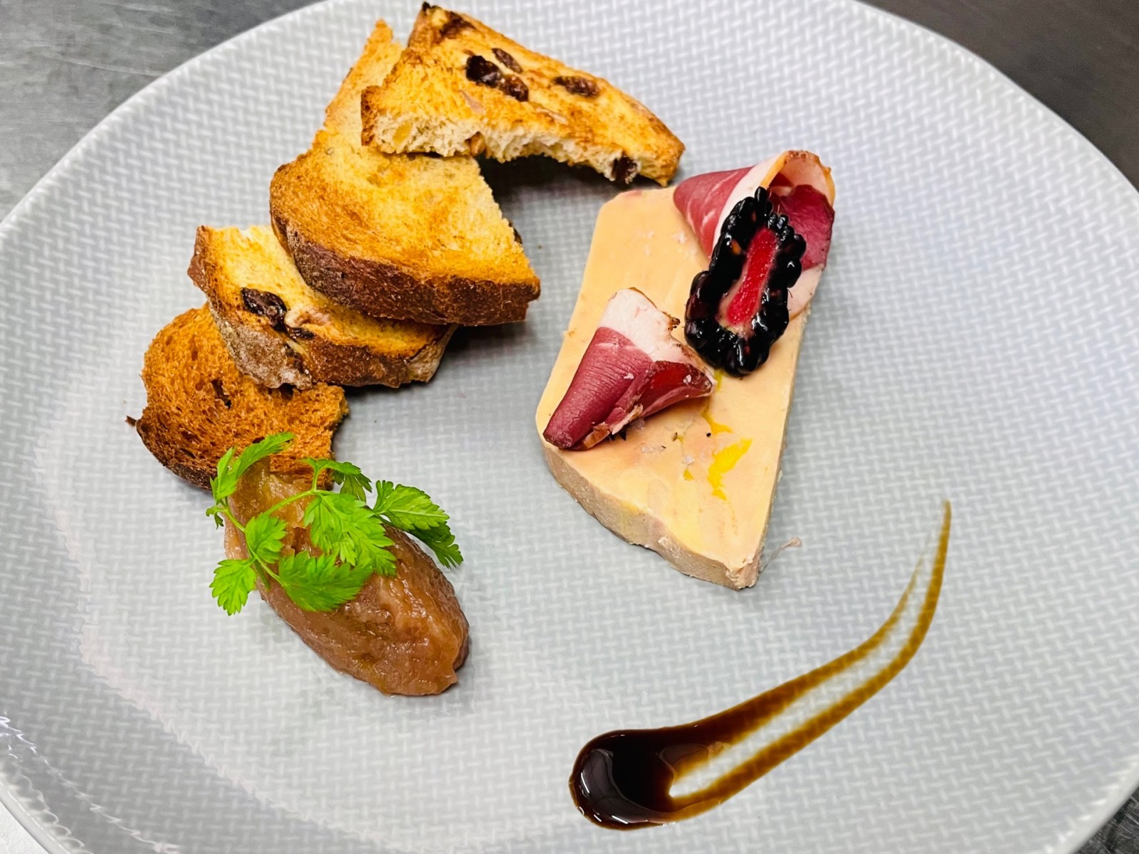 Terrine de Foie Gras de canard maison, confiture pommes oignons et ses tartines croustillantes.