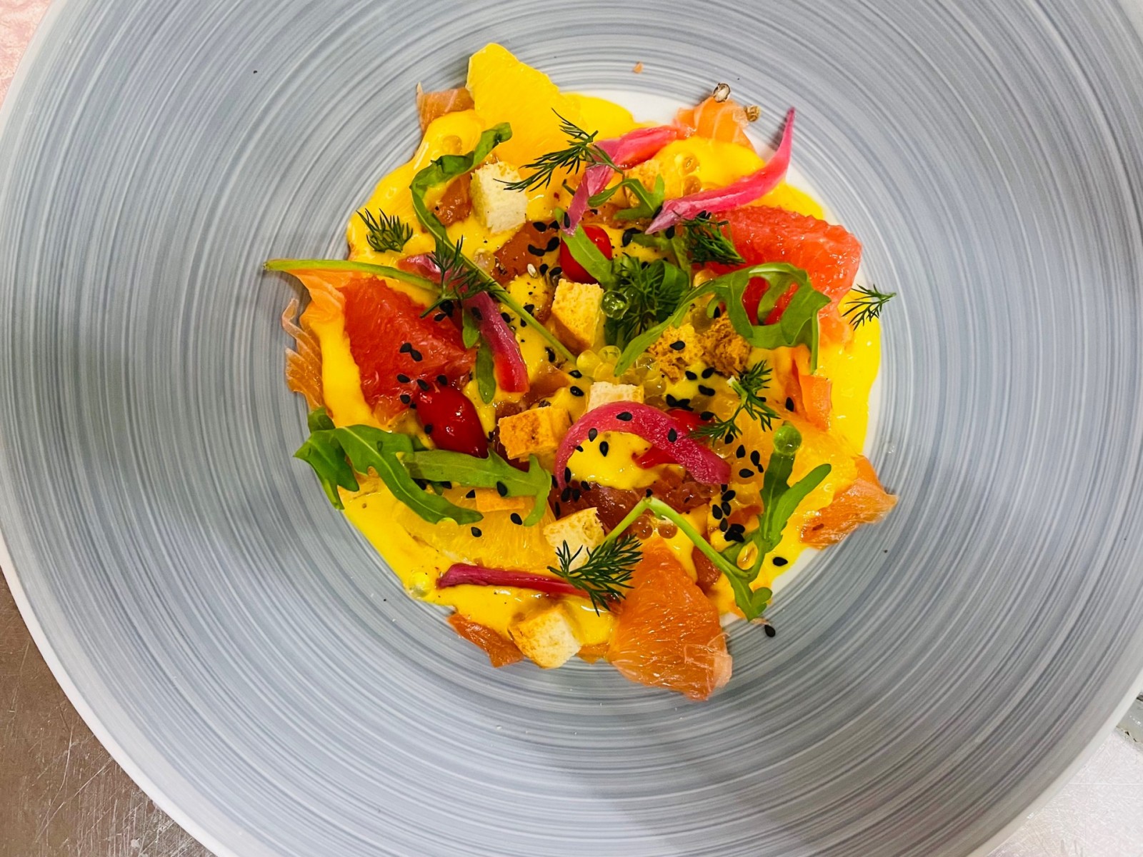 Carpaccio de Saumon fumé maison, marinade aux agrumes et épices de Noël.